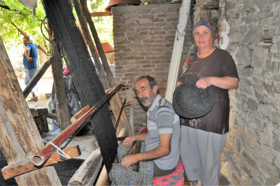 Dursun Öztaban weaving an Anatolian Turkmen blackc tent from goat hair, Olukbaşı village, BOzdoğan, Aydın, Western Turkey, 2015