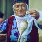 Sinanlı Kurdish tribeswoman spinning wool, 1980s Malatya, Eastern Turkey, photo courtesy Josephine Powell. Suna Kıraç Foundation